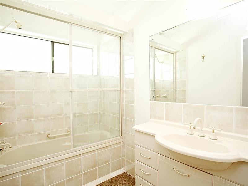 1 Edale Street, Kenmore QLD 4069