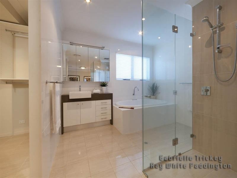 11 Lawrence Road, Chermside West QLD 4032