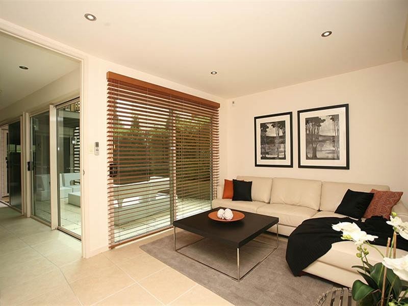 25 Dudley Street, Bardon QLD 4065