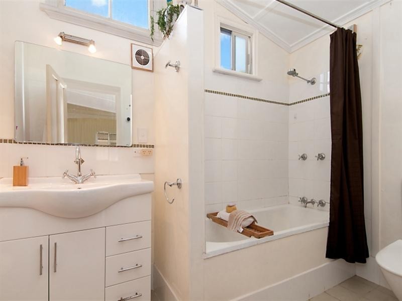 23 Enoggera Road, Newmarket QLD 4051