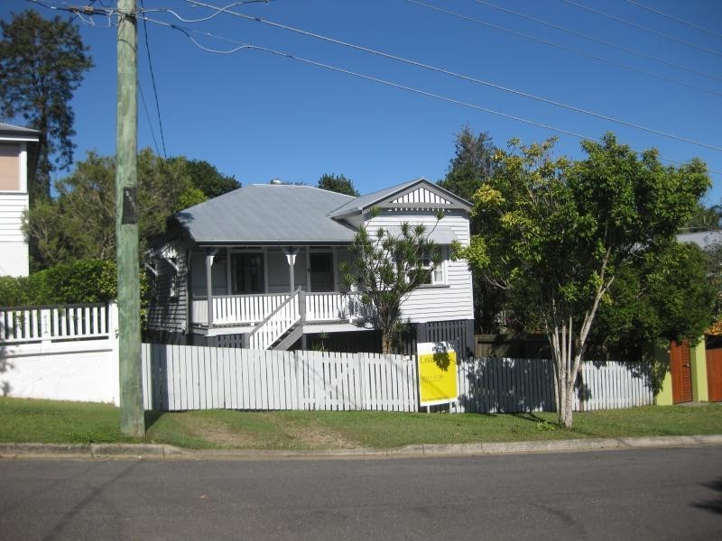 18 Beatrice Street, Bardon QLD 4065