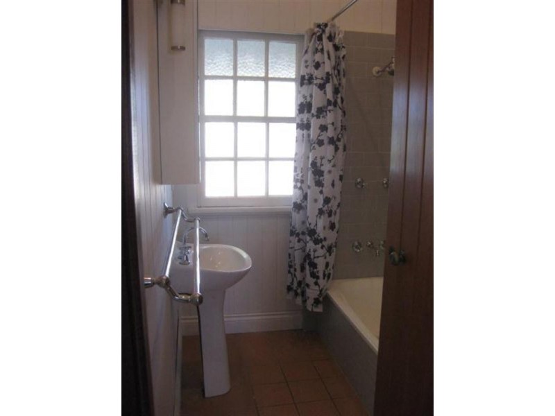 18 Beatrice Street, Bardon QLD 4065