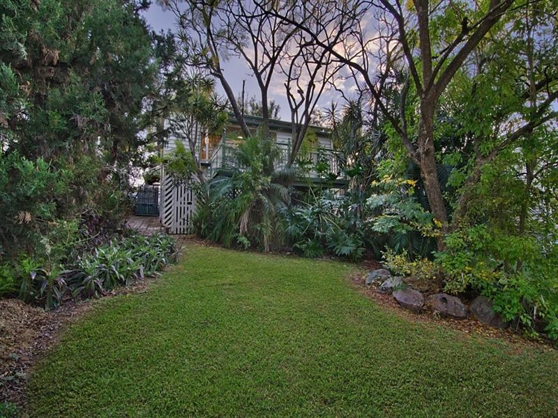 44 Sixth Avenue, Bardon QLD 4065