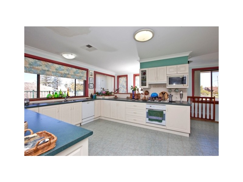 7 Clyde Street, Stockton NSW 2295