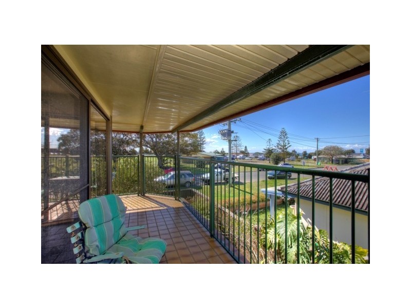 7 Clyde Street, Stockton NSW 2295