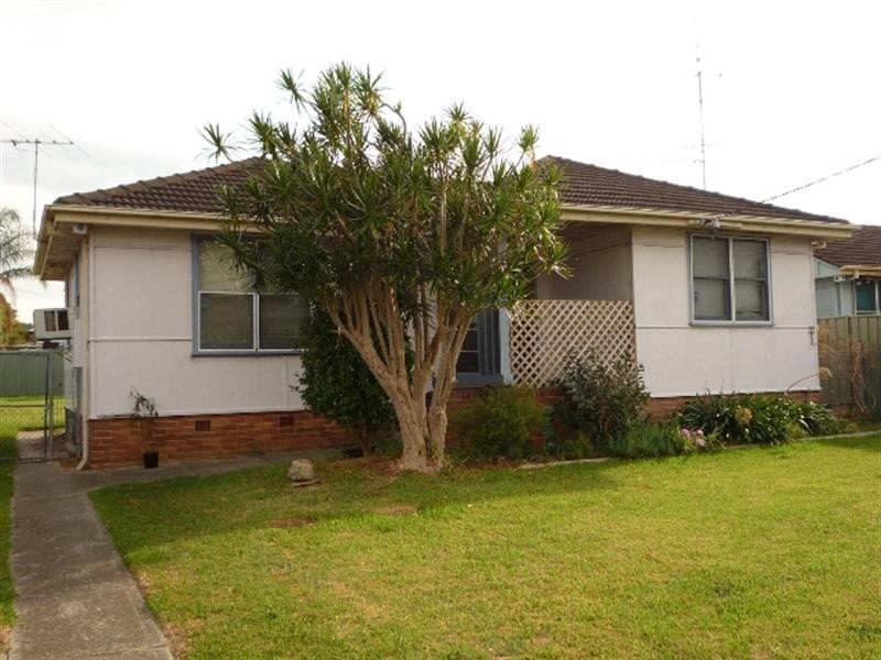 11 Cassia Crescent, Gateshead NSW 2290