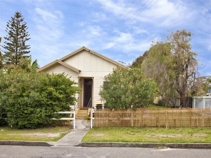 1 Hutchinson Street, Redhead NSW 2290