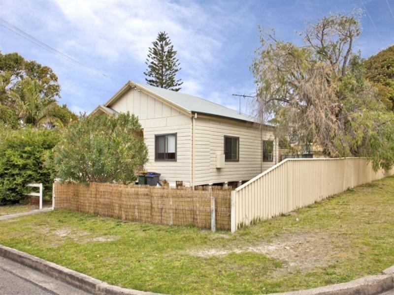 1 Hutchinson Street, Redhead NSW 2290