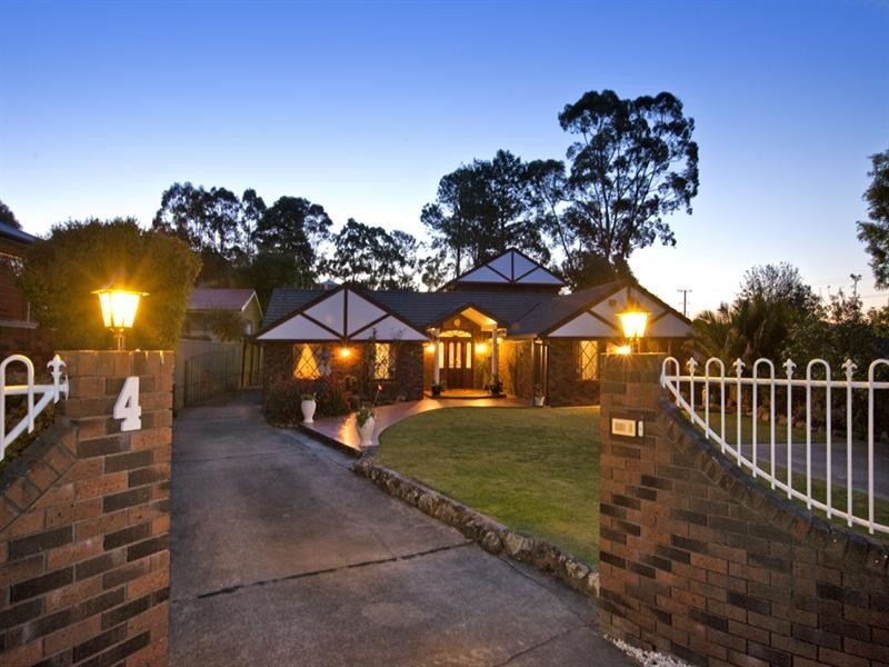 4 Charlton Street, Eleebana NSW 2282