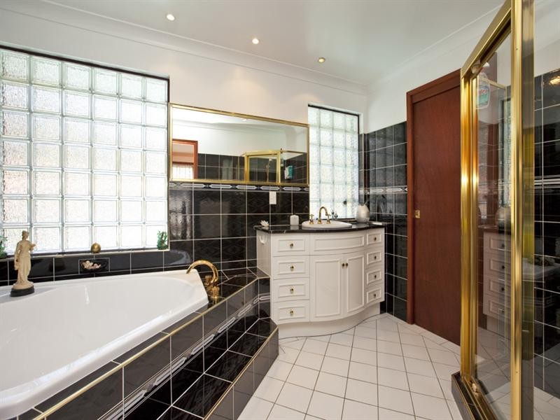 4 Charlton Street, Eleebana NSW 2282