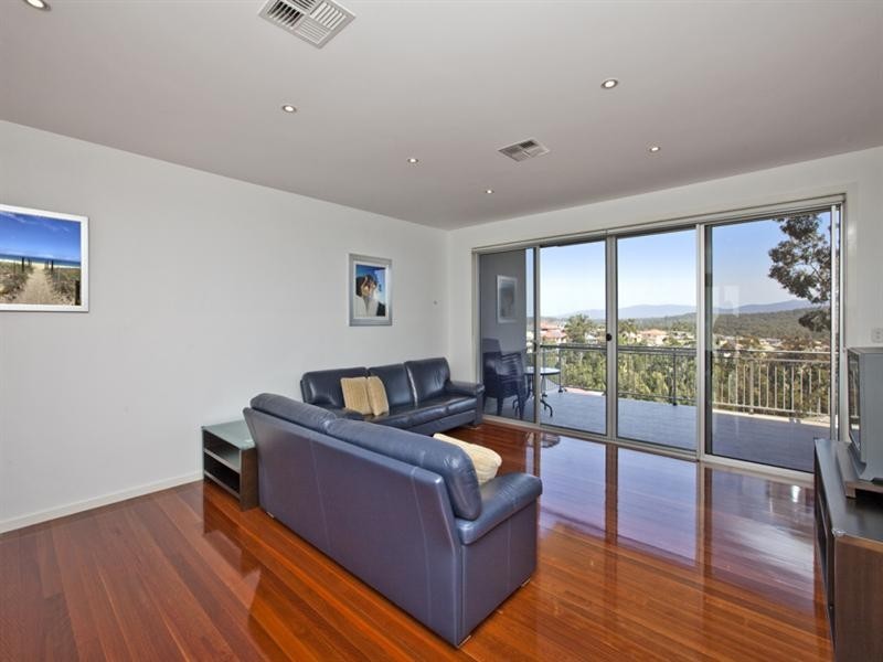 4 Guildford Grove, Cameron Park NSW 2285