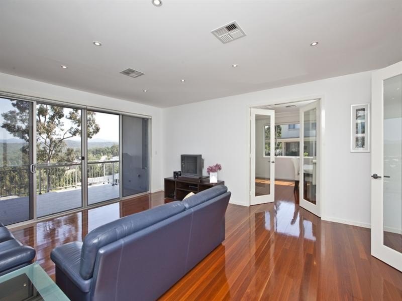 4 Guildford Grove, Cameron Park NSW 2285