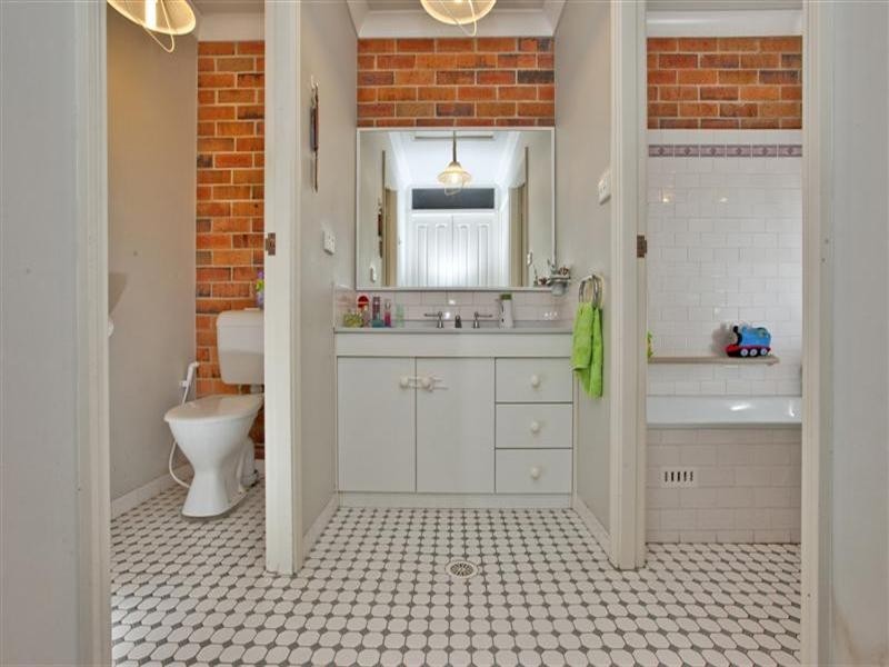 2/4 Herd Street, Mount Hutton NSW 2290