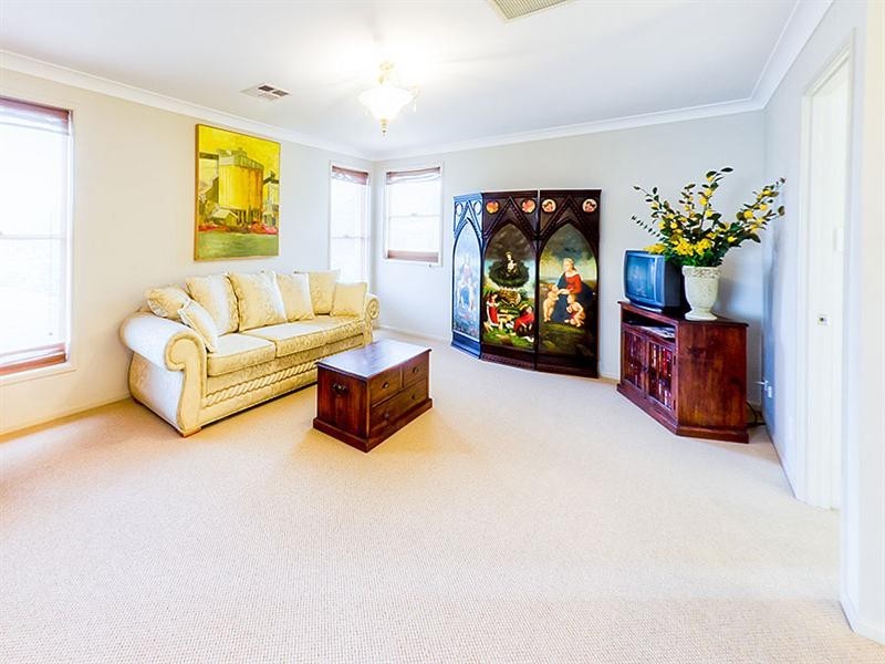 77 Araminta Chase, Cameron Park NSW 2285