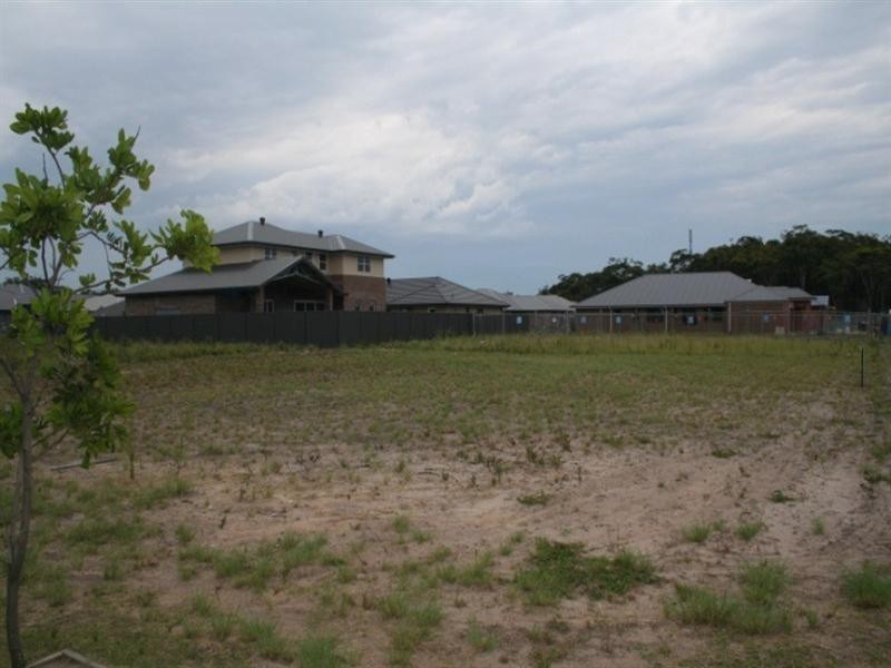 8 Monkerai Street, Fern Bay NSW 2295