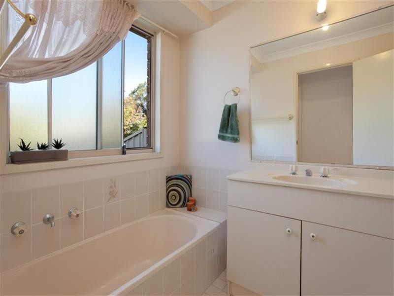 6 Calgarth Court, Lakelands NSW 2282