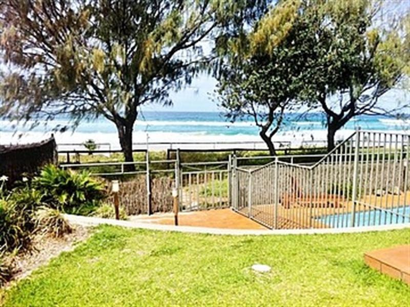 3/2 Twenty Third Avenue, Palm Beach QLD 4221