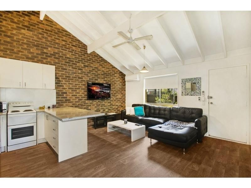 2/8 Thirteenth Avenue, Palm Beach QLD 4221