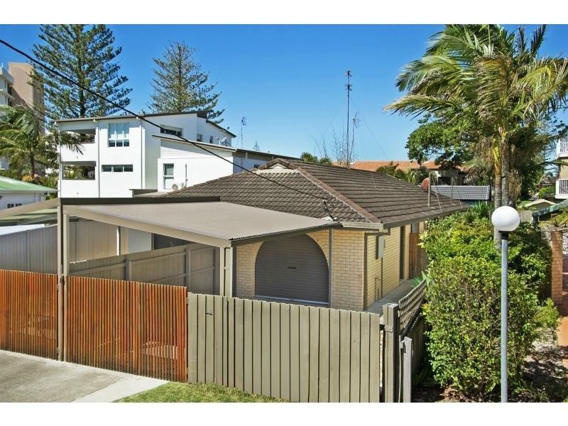 2/8 Thirteenth Avenue, Palm Beach QLD 4221