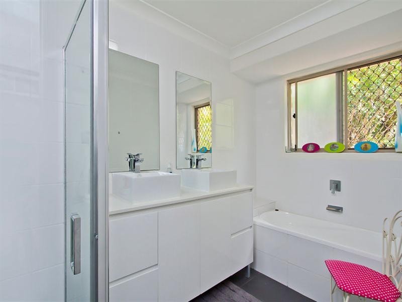 74 Bergamont Street, Elanora QLD 4221