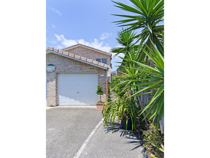 2/4 First Avenue, Palm Beach QLD 4221