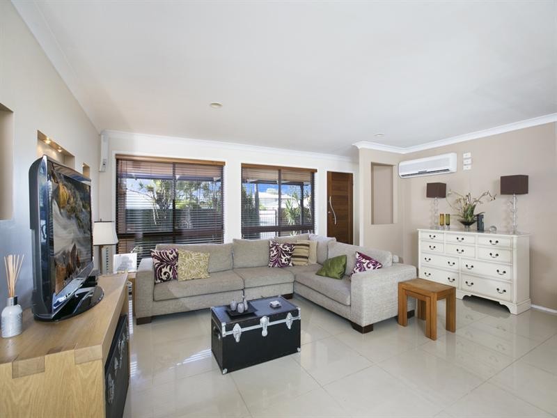 2 Kikori Crescent, Runaway Bay QLD 4216