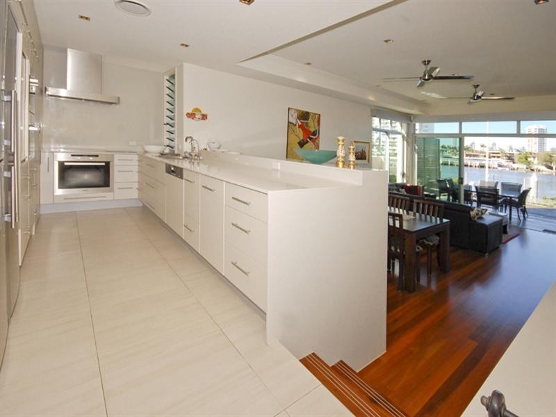 1/287 Stanhill Drive, Chevron Island QLD 4217