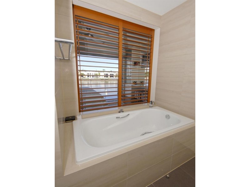 1/287 Stanhill Drive, Chevron Island QLD 4217