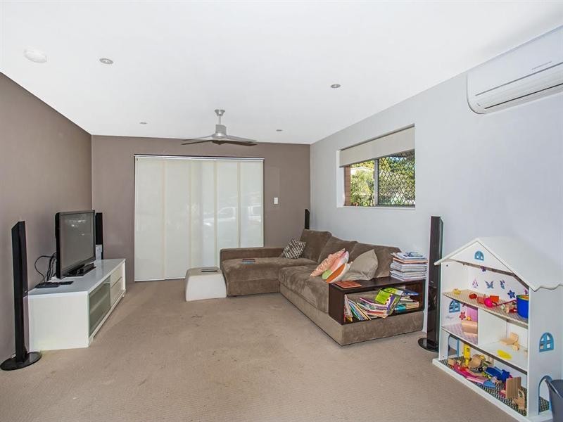 9 Flores Avenue, Palm Beach QLD 4221