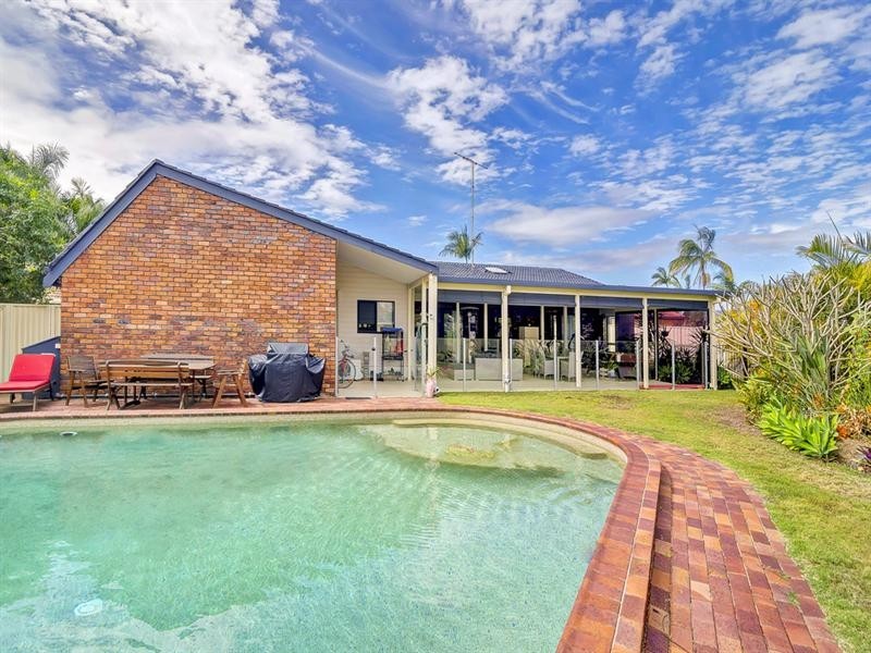 6 Birch Court, Palm Beach QLD 4221