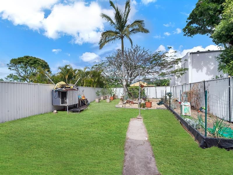 24 Sixth Avenue, Palm Beach QLD 4221