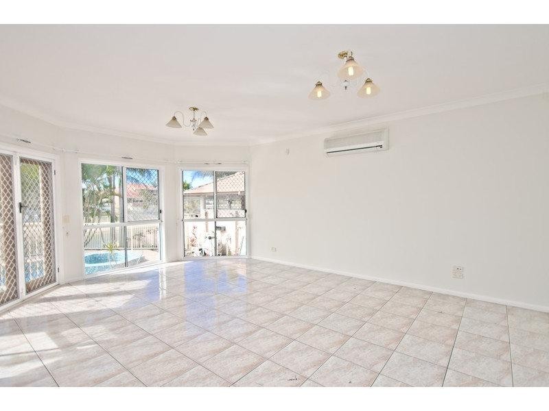 10 Wollundry Place, Mermaid Waters QLD 4218