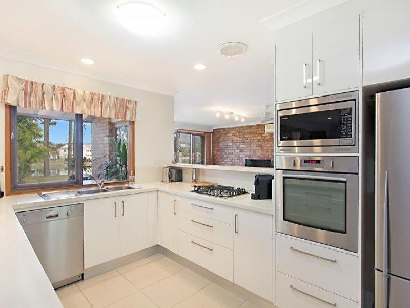 32 Pinon Close, Elanora QLD 4221