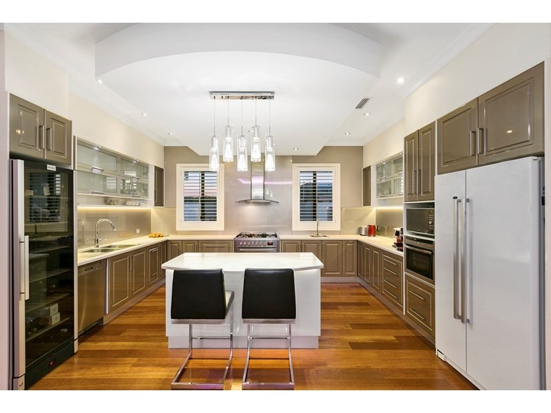 127 Sir Bruce Small Boulevarde, Benowa Waters QLD 4217