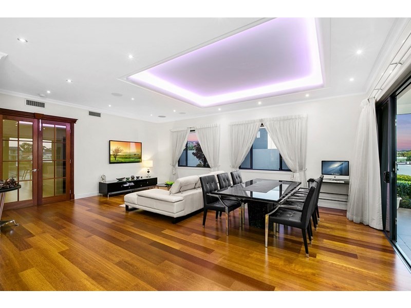 127 Sir Bruce Small Boulevarde, Benowa Waters QLD 4217