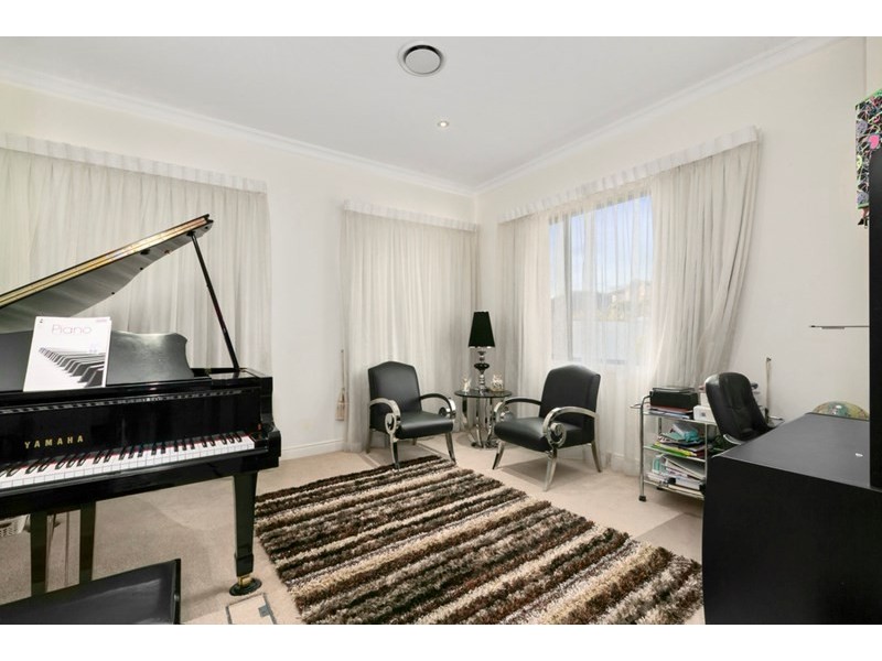 127 Sir Bruce Small Boulevarde, Benowa Waters QLD 4217