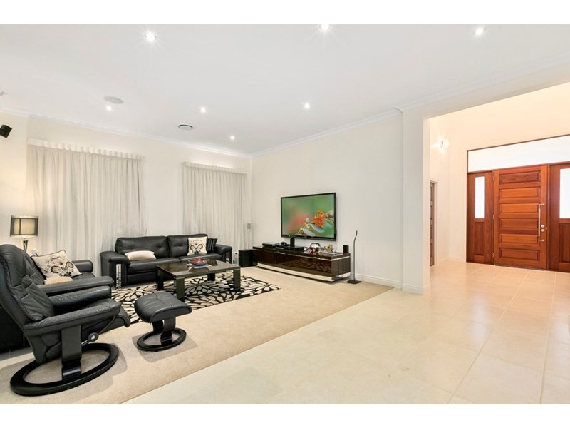 127 Sir Bruce Small Boulevarde, Benowa Waters QLD 4217