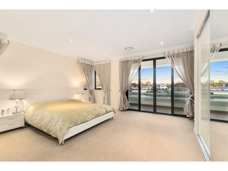 127 Sir Bruce Small Boulevarde, Benowa Waters QLD 4217