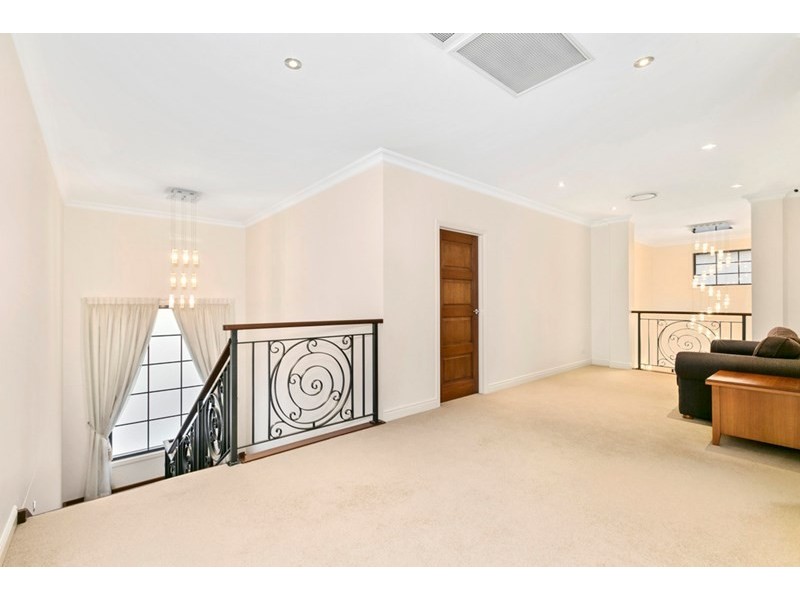 127 Sir Bruce Small Boulevarde, Benowa Waters QLD 4217