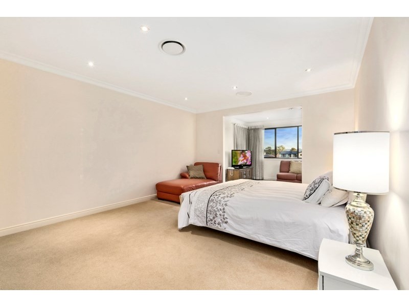 127 Sir Bruce Small Boulevarde, Benowa Waters QLD 4217