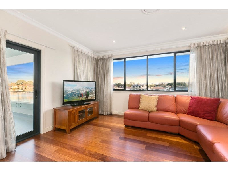 127 Sir Bruce Small Boulevarde, Benowa Waters QLD 4217