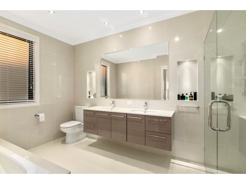 127 Sir Bruce Small Boulevarde, Benowa Waters QLD 4217