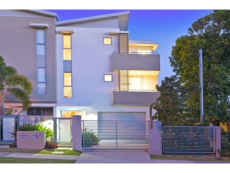 2/8 Twenty Seventh Avenue, Palm Beach QLD 4221