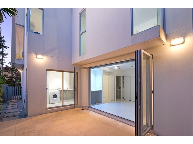 2/8 Twenty Seventh Avenue, Palm Beach QLD 4221