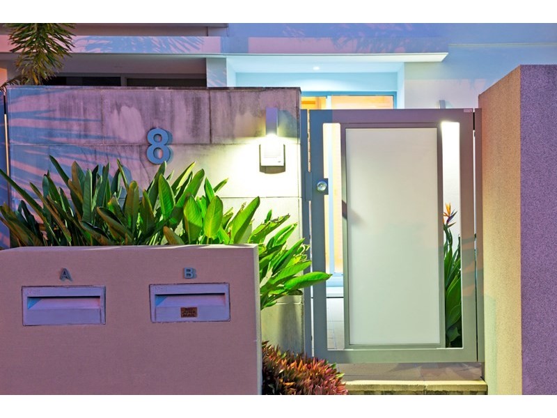 2/8 Twenty Seventh Avenue, Palm Beach QLD 4221
