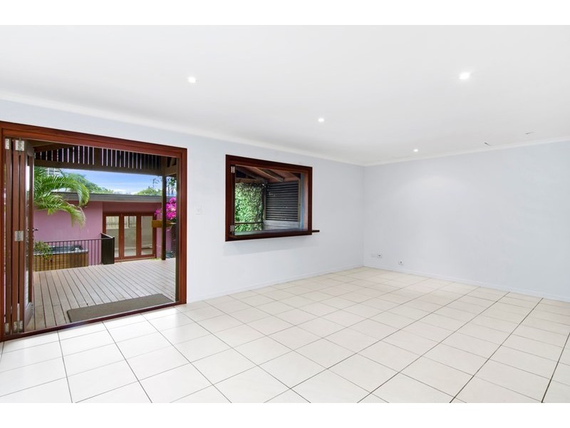 8 Fourth Avenue, Palm Beach QLD 4221