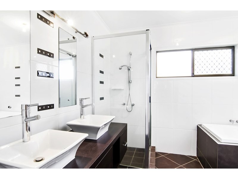 8 Fourth Avenue, Palm Beach QLD 4221
