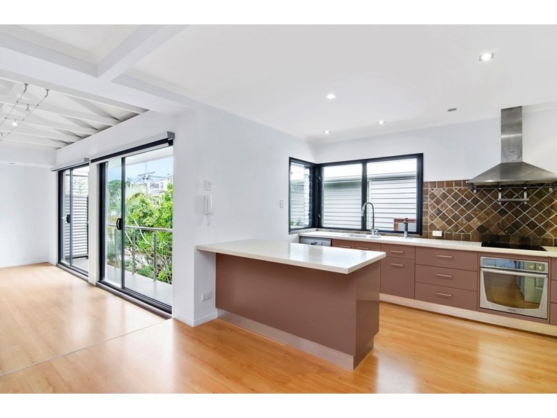 8 Fourth Avenue, Palm Beach QLD 4221