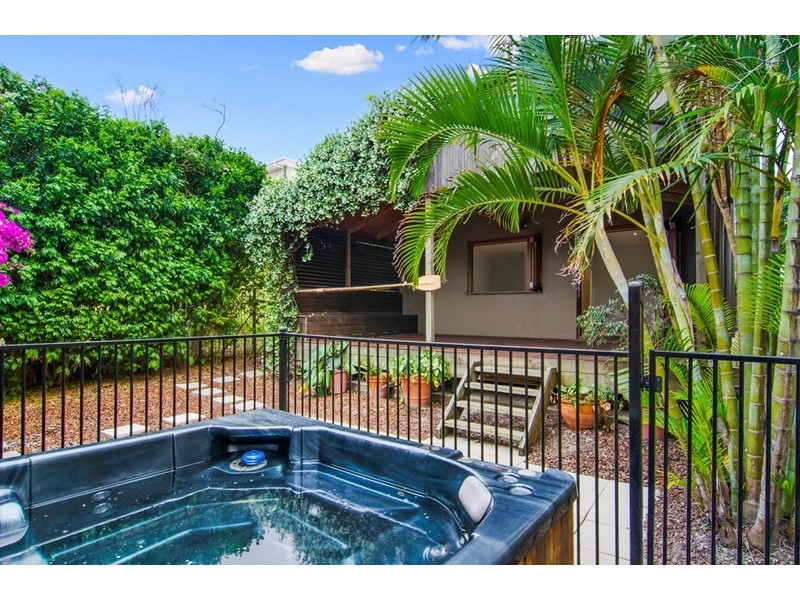 8 Fourth Avenue, Palm Beach QLD 4221