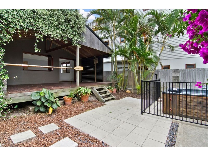 8 Fourth Avenue, Palm Beach QLD 4221